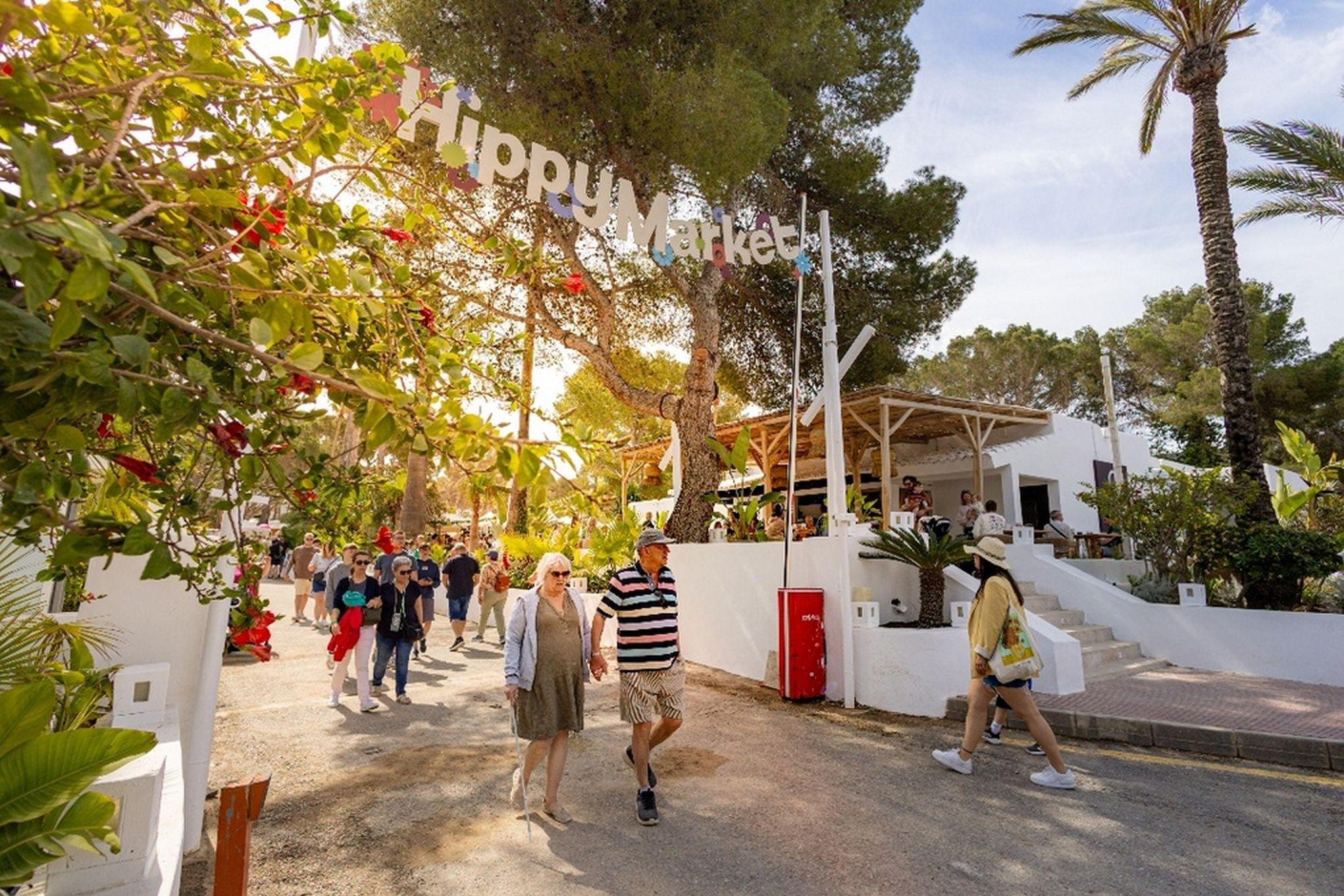 IBIZA - Hippy Market Punta Arabí pone el broche final a la temporada el 29 de octubre.Este mercadillo es el más grande y antigu