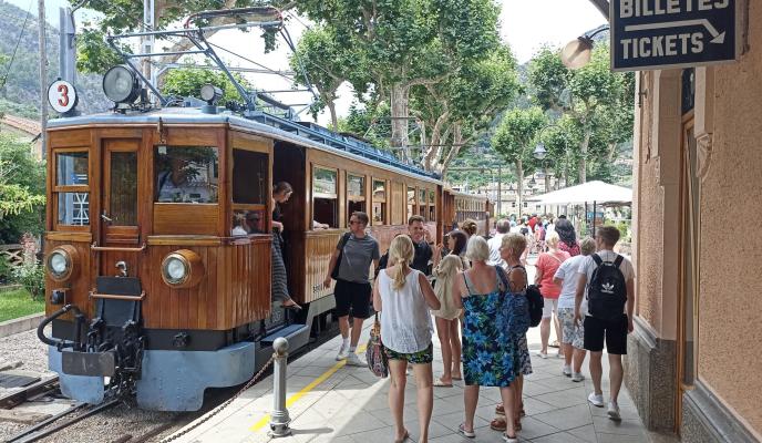 El Tren de Sóller transportà 45.873 passatgers al mes de maig. El tramvia passetjà 80.580 viatgers,