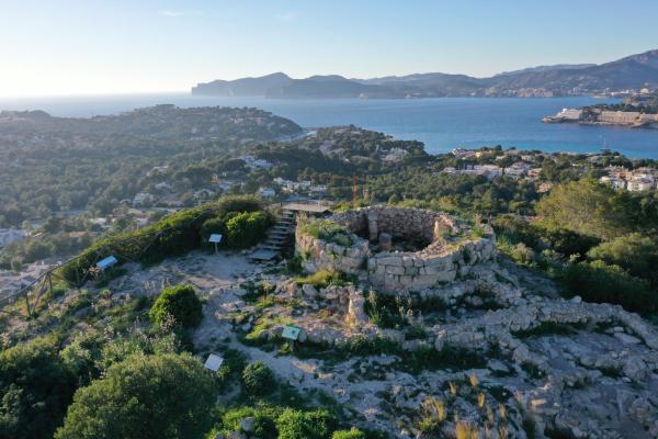 CALVIA. INFRAESTRUCTURAS. CalviÃ crea una fundaciÃ³n para poner en marcha el primer museo arqueolÃ³gico. Una panorÃ¡mica del Pu