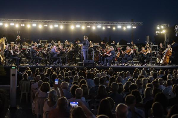 SANTA MARIA DEL CAMI. SOLIDARIDAD. ENCUENTRO ENTRE VIÑAS. Gran éxito del XII Concert de la Lluna a les Vinyes protagonizado por