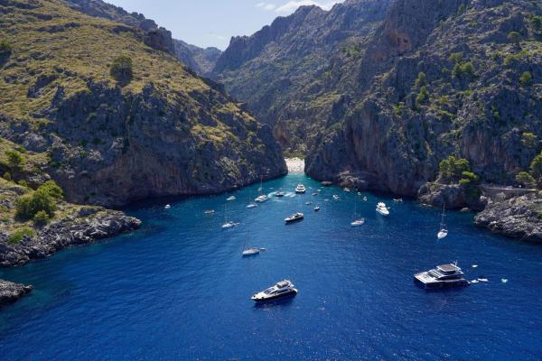 MALLORCA. BOMBEROS. Una mañana sobrevolando la Isla con La Milana. Ultima Hora forma parte de un vuelo con el flamante nuevo hel