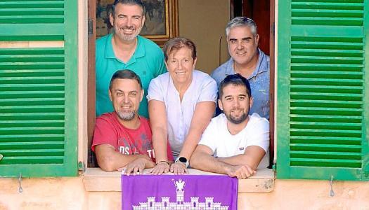 ‘Mostra l’orgull mallorquí’ con la bandera conmemorativa